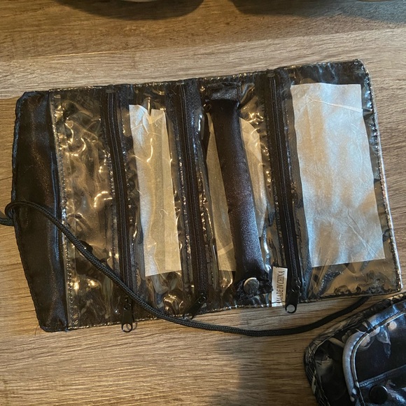 Traveler’s Make-up Case - Picture 11 of 12